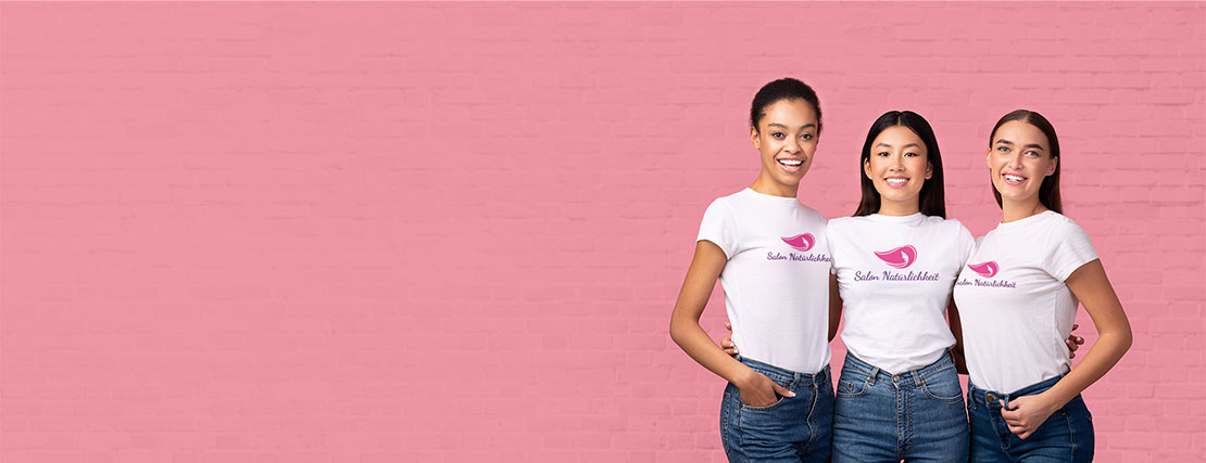 Salonmitarbeiter, die individuelle Firmen-T-Shirts tragen