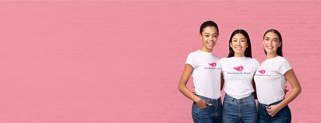 Salonmedewerkers die  aangepaste bedrijfs-T-shirts dragen
